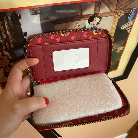 Disney Loungefly Wallet with Snow White and Seven Dwarfs - Picture 5 of 5